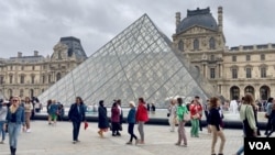 Louvre müzesinin piramid şeklindeki girişi.