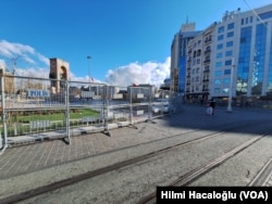 Taksim Meydanı etrafında polis barikatları görülüyor.