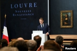 Macron, “Louvre, yeniden doğuş” adını verdiği proje çerçevesinde, öncelikle Louvre binasında yeni bir giriş oluşturulacağını belirtti.