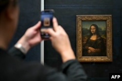 Leonardo Da Vinci'ye ait "Mona Lisa" tablosunu görmek için her yıl milyonlarca kişi Louvre Müzesi'ni ziyaret ediyor.