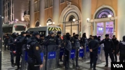 Polis İstiklal Caddesi’nde, Taksim Meydanı’nda ve Gezi Parkı çevresinde gün boyu geniş güvenlik önlemleri aldı.