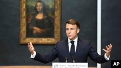 Fransa Cumhurbaşkanı Macron, Leonardo da Vinci’ye ait dünyaca ünlü "Mona Lisa" tablosunun önünde basın toplantısı düzenledi.